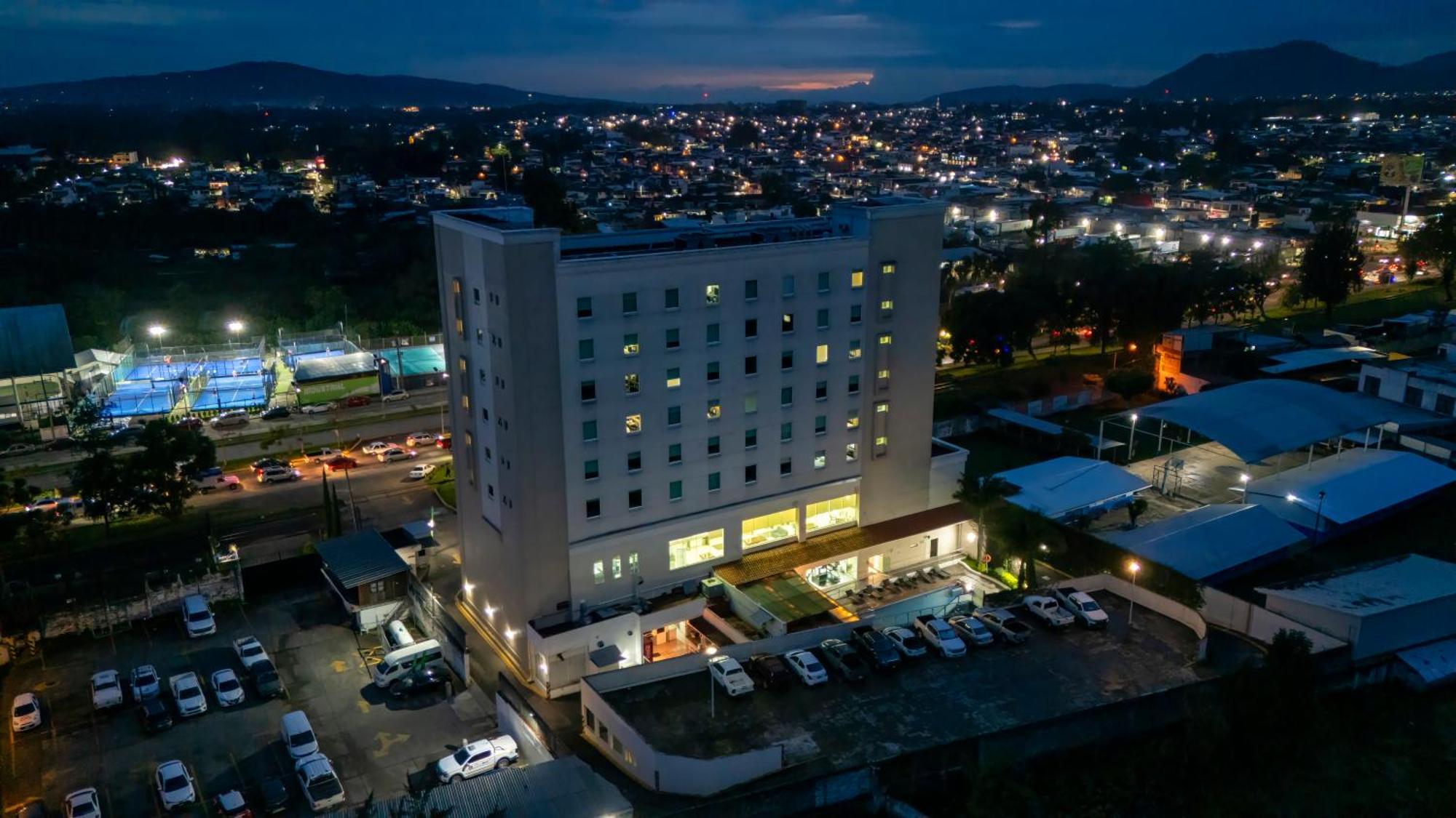 Holiday Inn Uruapan, an IHG Hotel Uruapan  Bagian luar foto